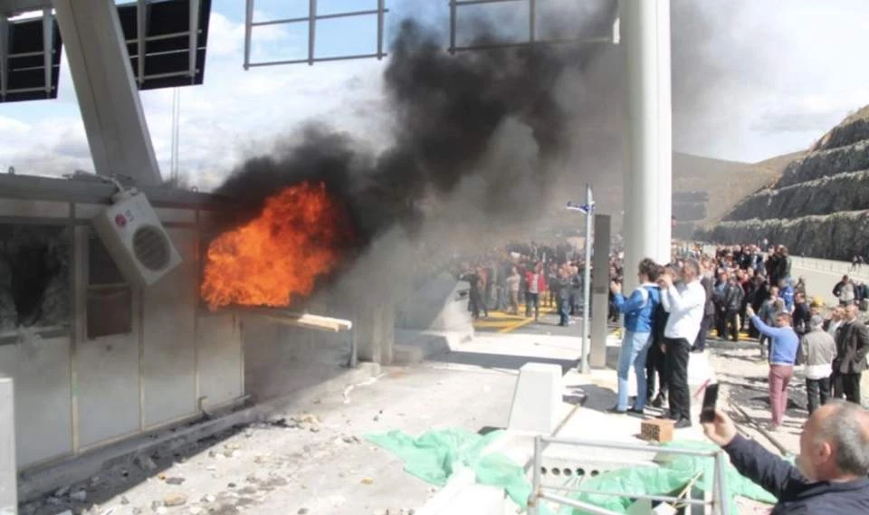 Διόδια έγιναν πεδίο μάχης στην Αλβανία – Εξαγριωμένοι διαδηλωτές έκαψαν κουβούκλια
